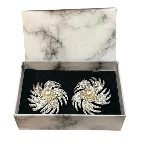 Vintage Sarah Coventry Silver Pinwheel Clip On Earrings 1962 Faux Pearl Retro - Picture 6 of 14